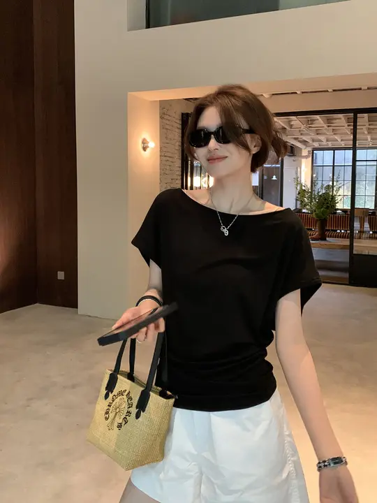 魅力的なオフショルダーのリバーシブルTシャツ【夏用・ゆったり・短袖】