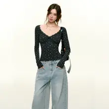 復古デザインの低Vネック花柄長袖Tシャツ【スリムフィット】