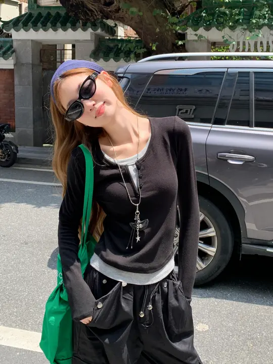 デザイン性のあるビビッドカラーVネック長袖Tシャツ【ハイセンス・引き締め効果・秋用】（セットアップ対応）