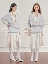 流れる光と花影のストライプデザイン不規則白色ロングスカート【レーストリム】