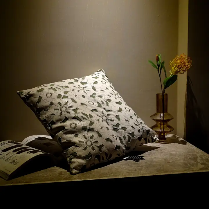 レース刺繍入り 羊皮リネン製クッション【無芯・おしゃれなデザイン】
