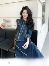 ブルーのデニムジャケットとフリル付きスカート【女性用・秋春向け・スリムフィット】（セットアップ対応）