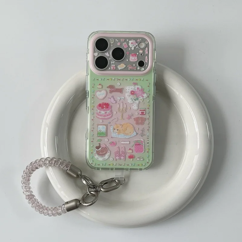 かわいらしいストロベリーケーキとオレンジ猫スマホケース：2024年の人気デザインと衝撃吸収性能