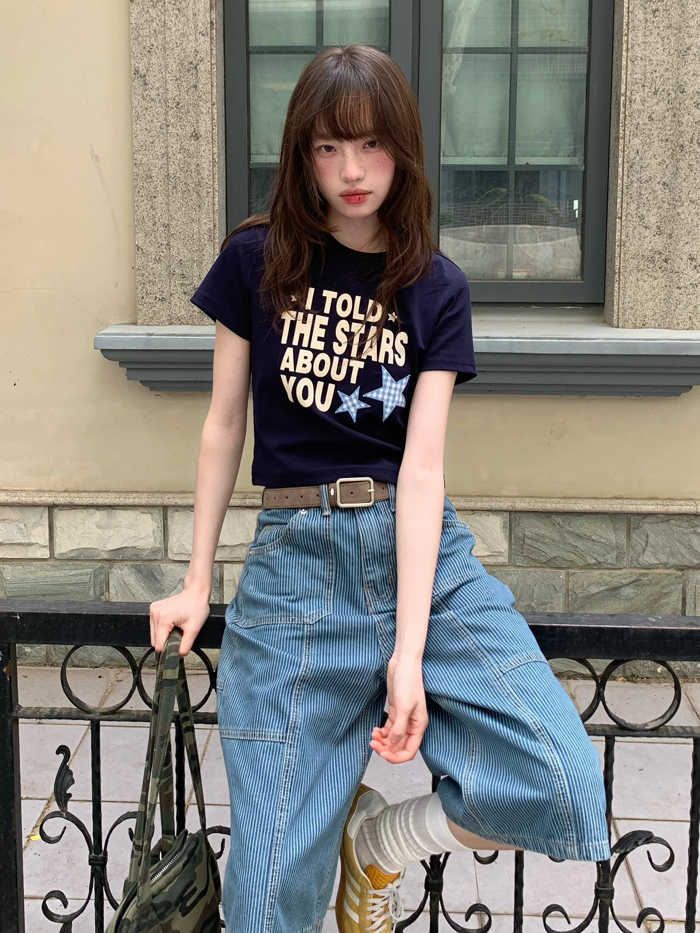 デニムハーフパンツをどう選ぶ？ストライプとハイウエストが決める夏のスタイル