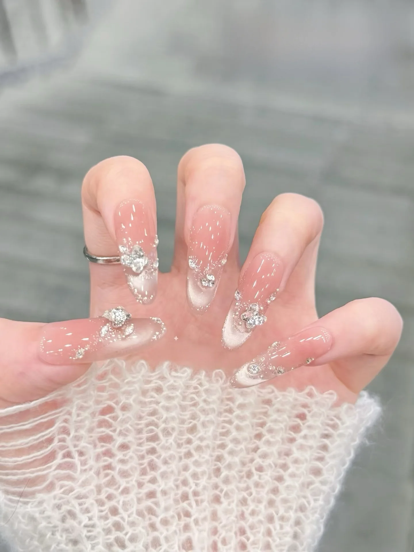 モードネイル 白月光猫眼のバタフライデザイン：輝くストーンを活かした華やかなネイルアート