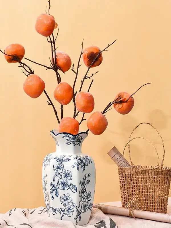 偽柿実樹枝装飾：青花瓷花瓶付きリビングインテリアの実用性と設置ガイド