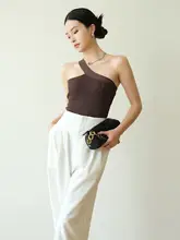 上品でセクシーなアシンメトリーデザインのニットタンクトップ【肩出し・洗練された雰囲気】