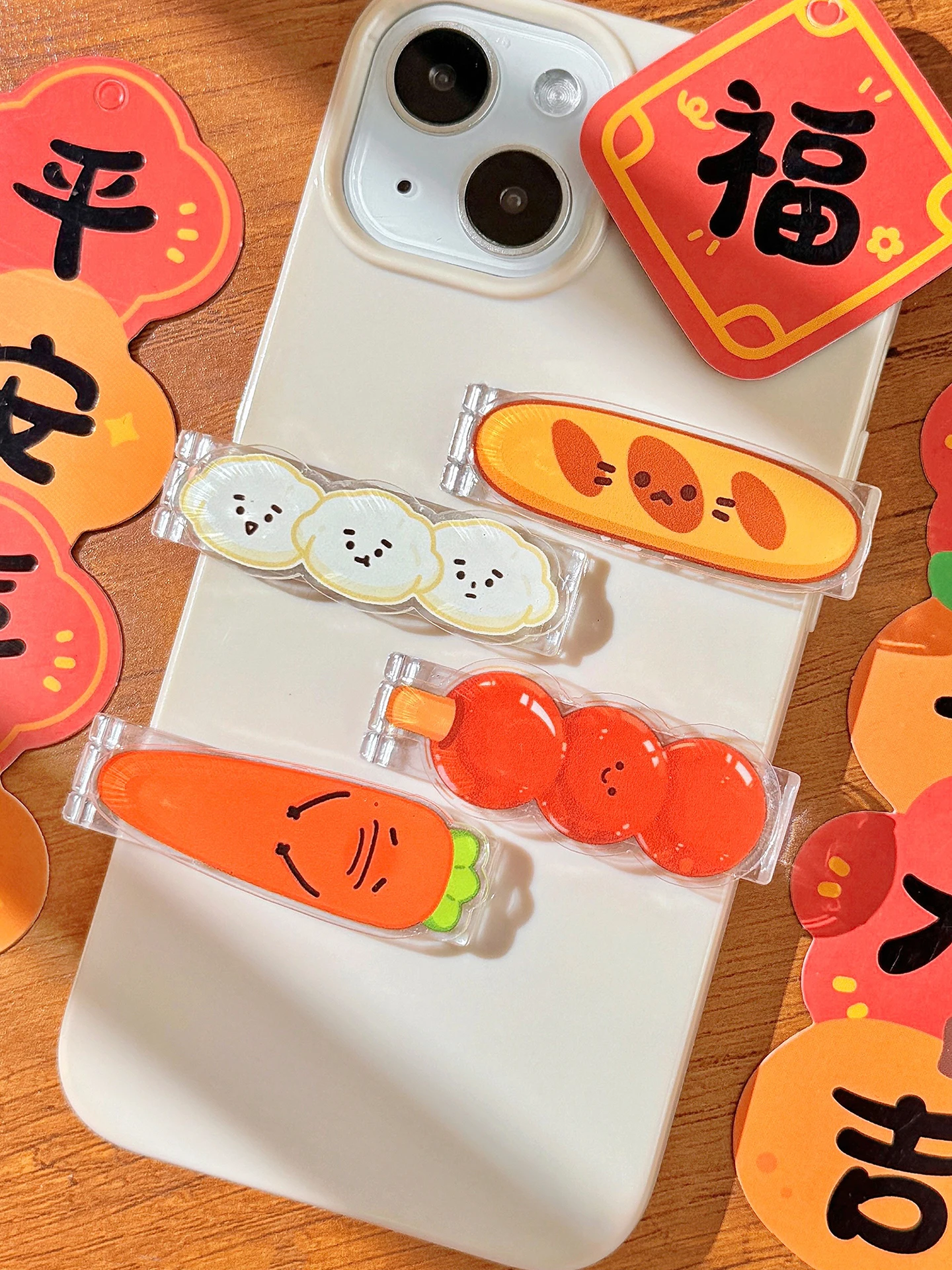 折りたたみ式スマートフォンスタンド：背面貼り付けタイプで万能なデスク支え