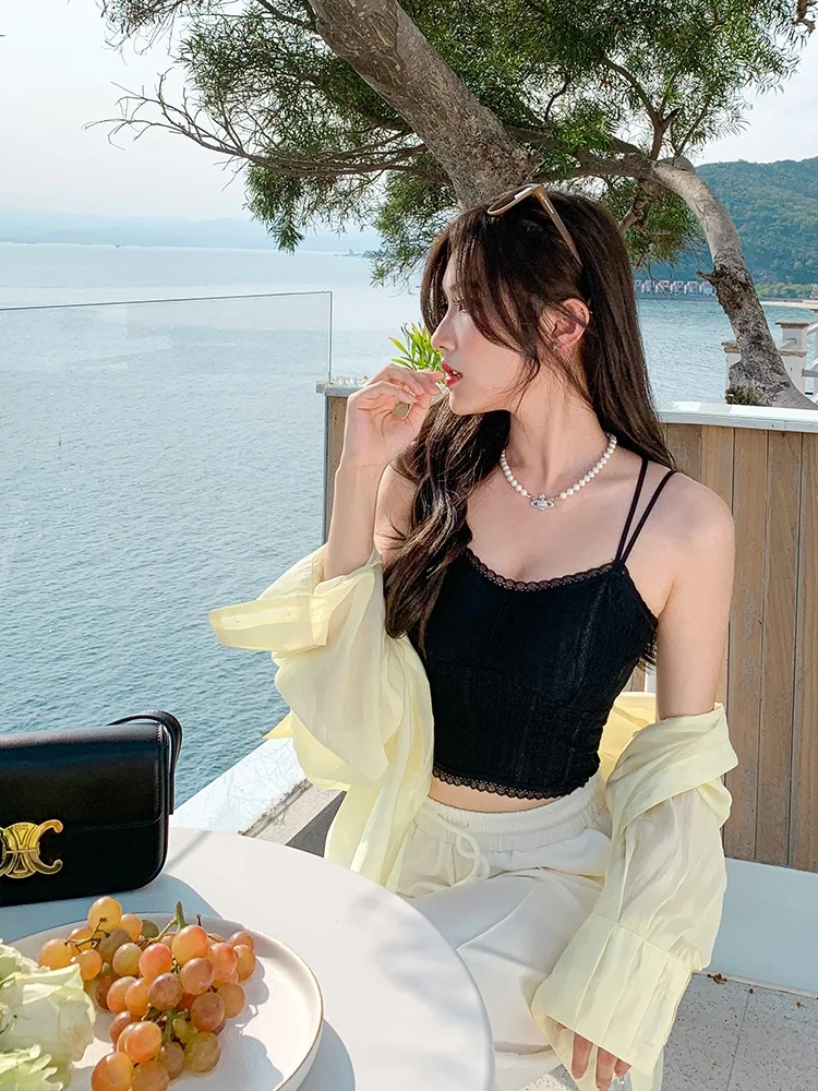 レース美背デザイン ブラックキャミソール：背中ラインを自然に整えるための最適な夏用トップス