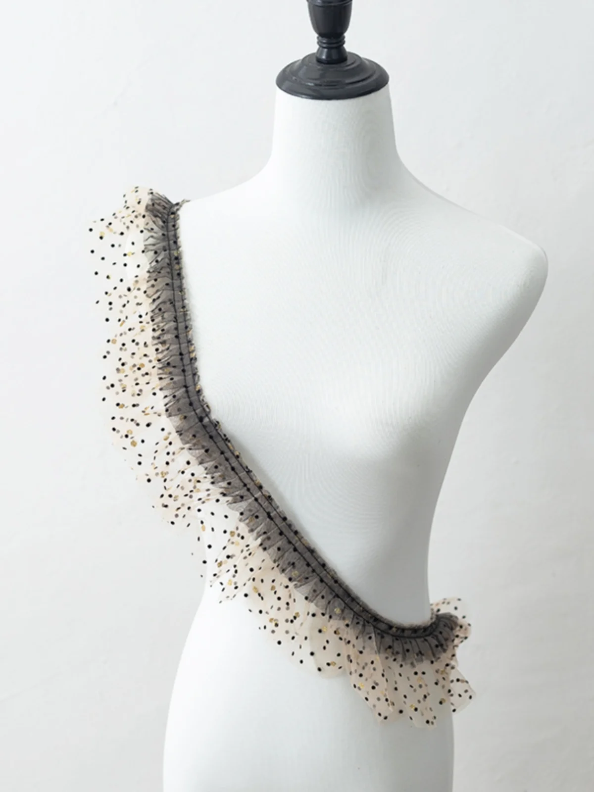 レース刺繍の柔らかさをどう選ぶ？DIYで心を癒すドット柄生地の選び方