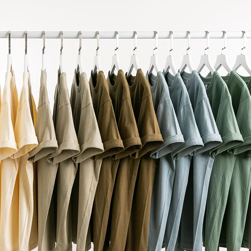 ヴィンテージ風コットンTシャツをハンガーにかける：デザイン、機能と実用性のバランス