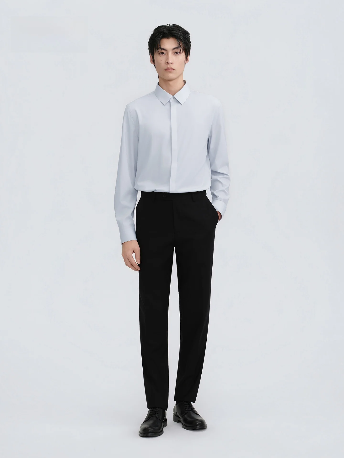 170cm メンズファッションで悩むなら、ビジネスカジュアルに最適なスリムフィットスラックスは？