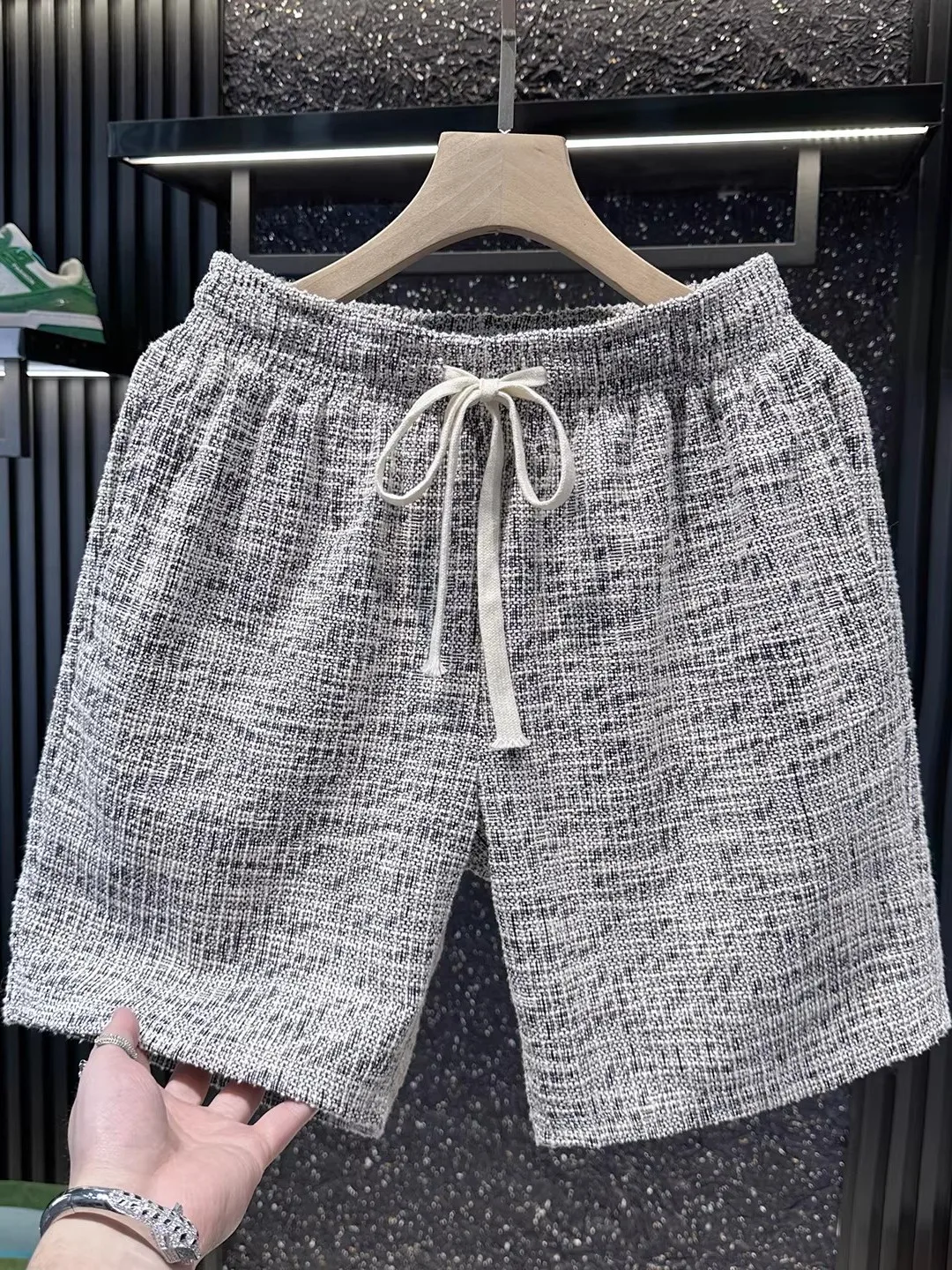 ブラックホワイトチェックショートパンツ：夏のカジュアルコーデに最適なビンテージスタイル