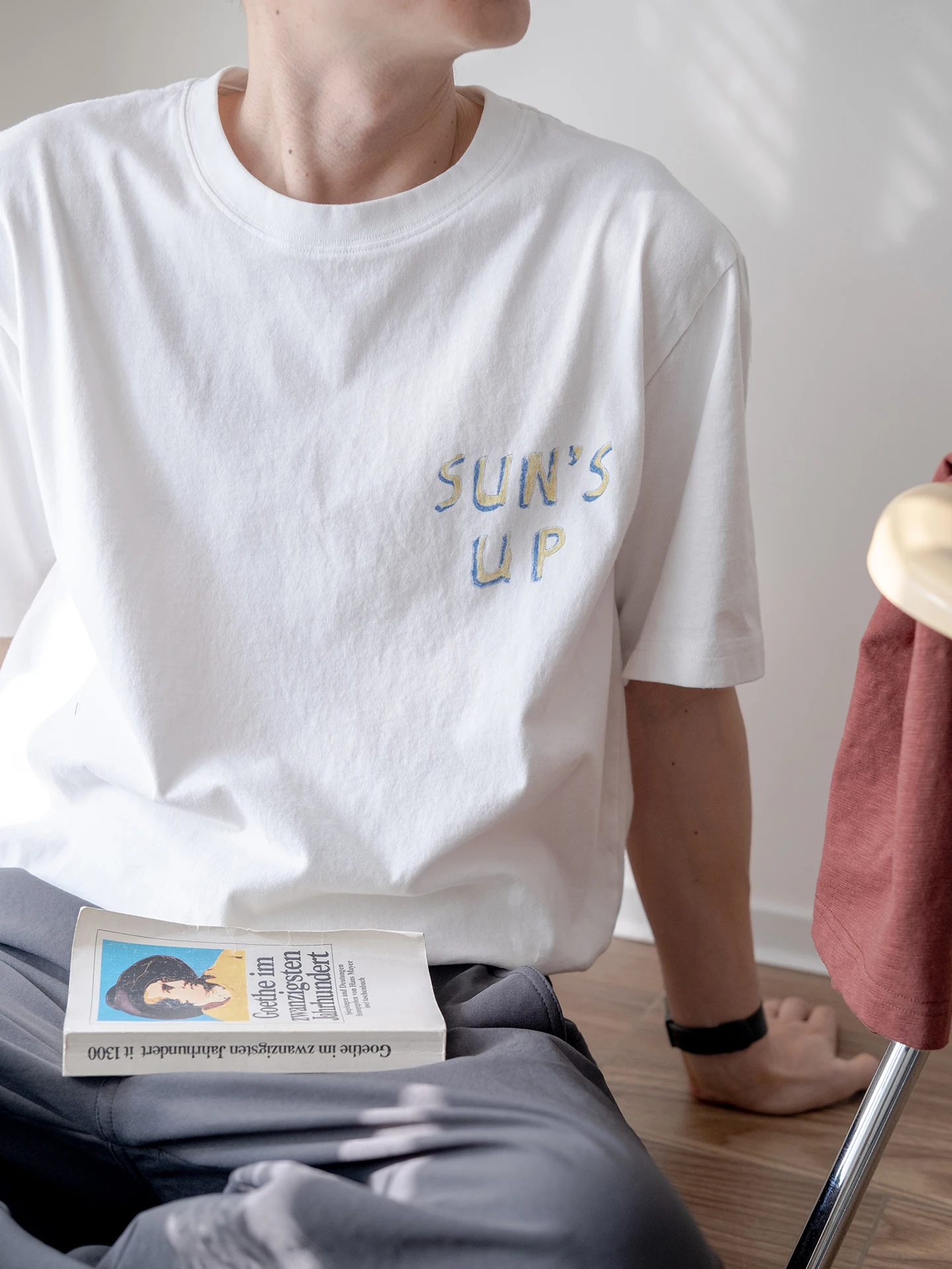 オフィスカジュアルのTシャツはどう選ぶ？デザインから価格まで徹底解説