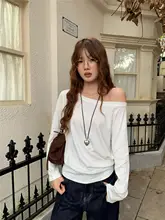 シンプルなデザインのオフショルダー長袖トップス【カジュアルで幅広いスタイリングに対応】