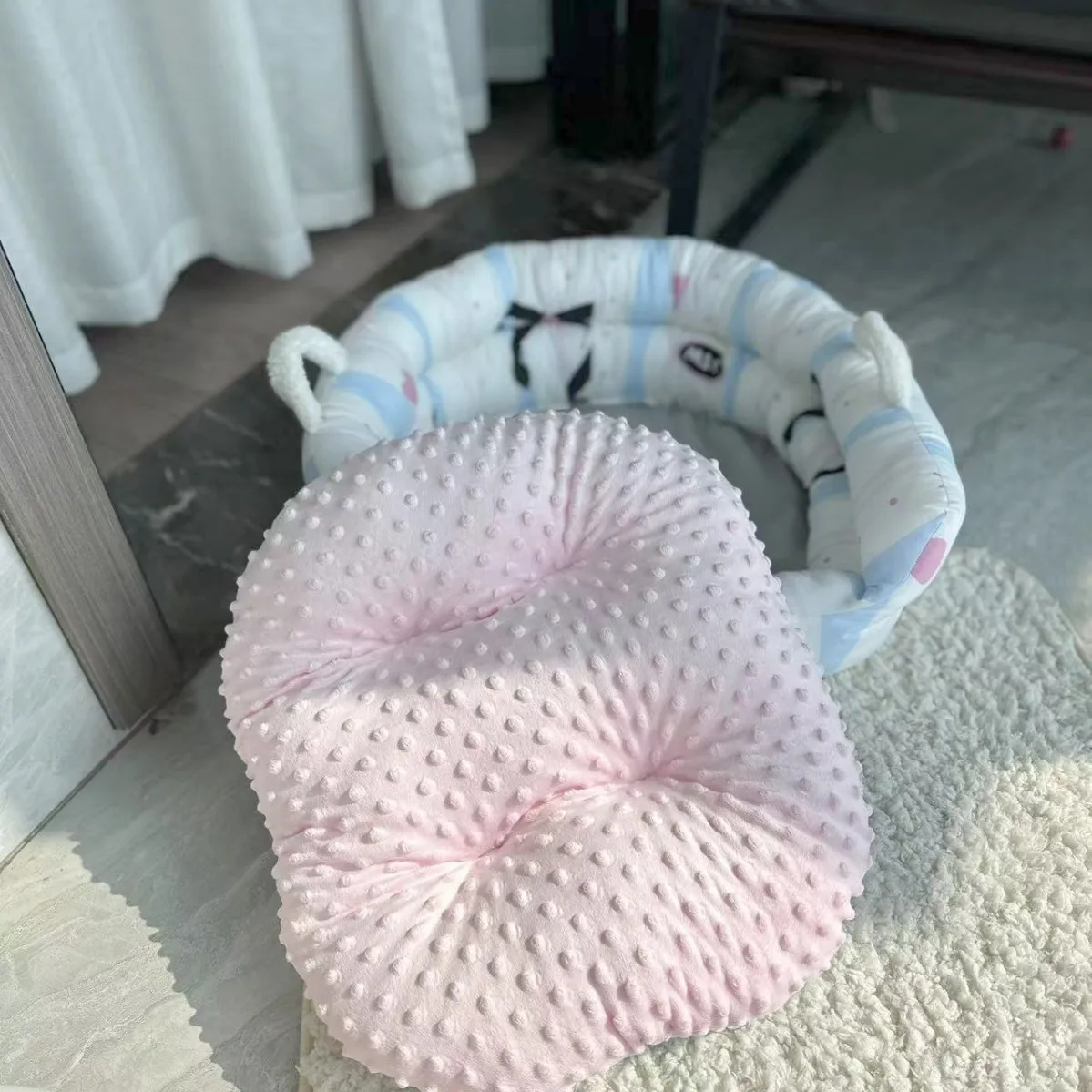 愛らしいオープン型ペットソファ：小型犬用の四季通用クッション付きソファ