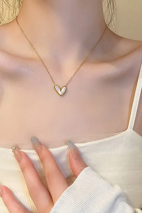ハート型シェルデザインのチタン製ネックレス【シンプルで洗練・女性用・鎖骨チェーン】