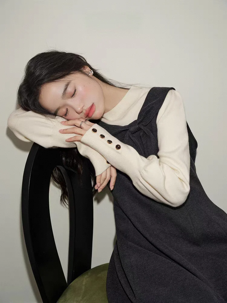 杏色の質感ニットプルオーバー：長袖タイプの通勤風スタイルを実現するアイテム