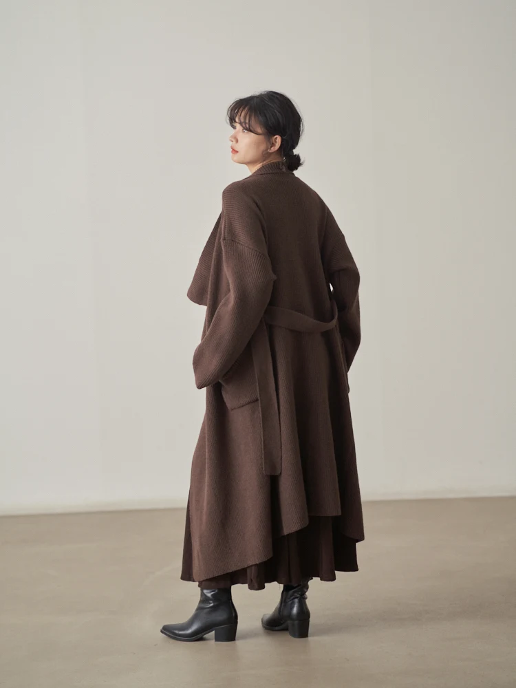 冬のロングカーディガンをどう着こなす？フリルカラーの厚手ニットが解決する3つの悩み