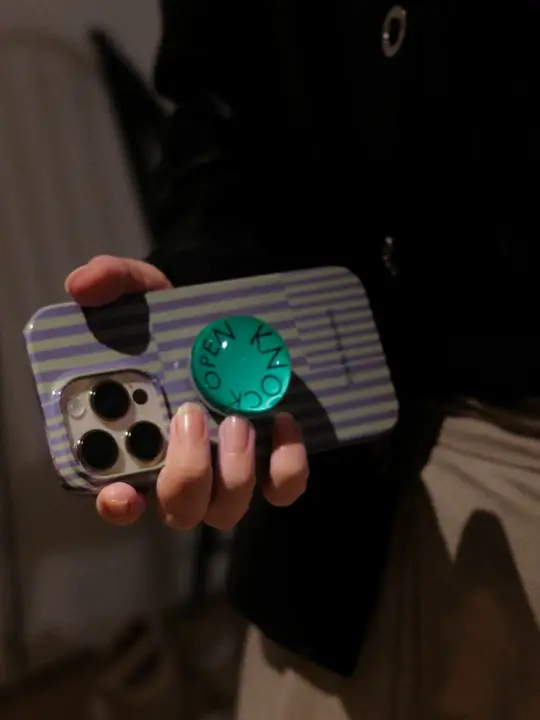 オリジナルデザインのiPhone用フィルムケース【光沢仕上げ】