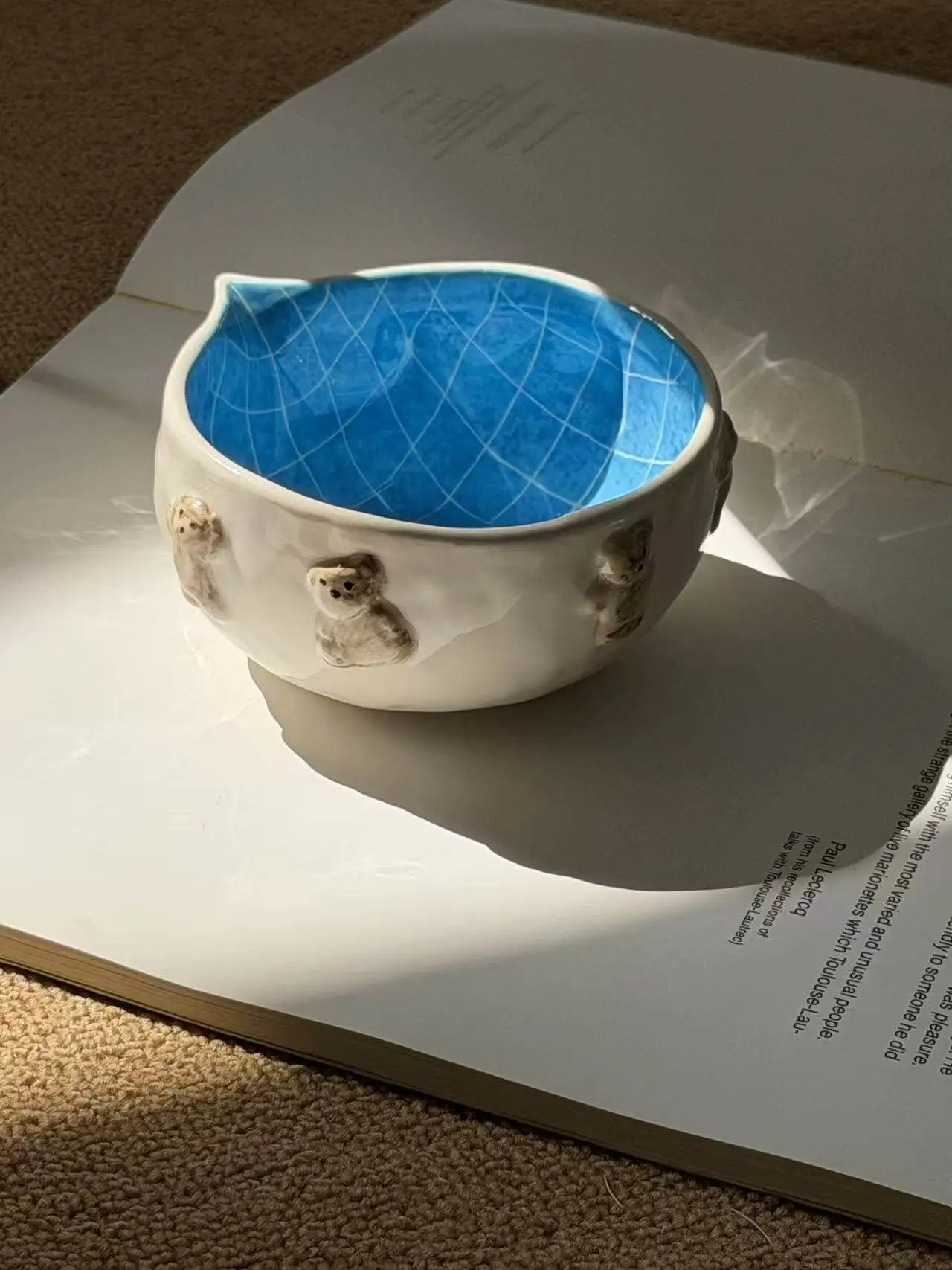 可愛いクマのデザインの陶製抹茶碗：手描きプールモチーフで日常を彩る