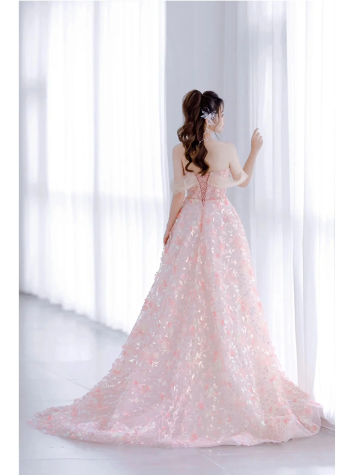 結婚式 ゲスト ワンピース ロマンティックな花びらデザインの実際の着用シーン