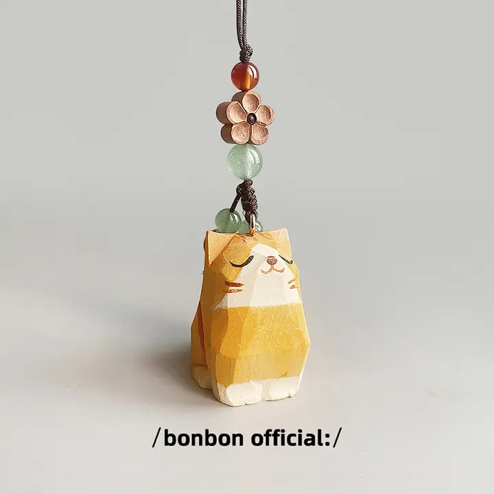 かわいい木彫りのオレンジ猫モバイルストラップ【桃木製・梅花デザイン・プレゼントに最適】
