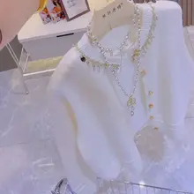 エレガントなデザインのラメ入りニットカーディガン【女性用・秋冬・おしゃれなスタイル】