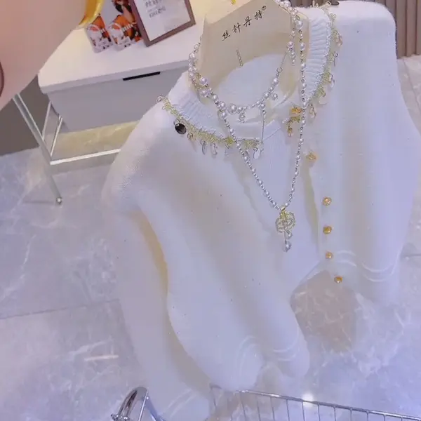 エレガントなデザインのラメ入りニットカーディガン【女性用・秋冬・おしゃれなスタイル】