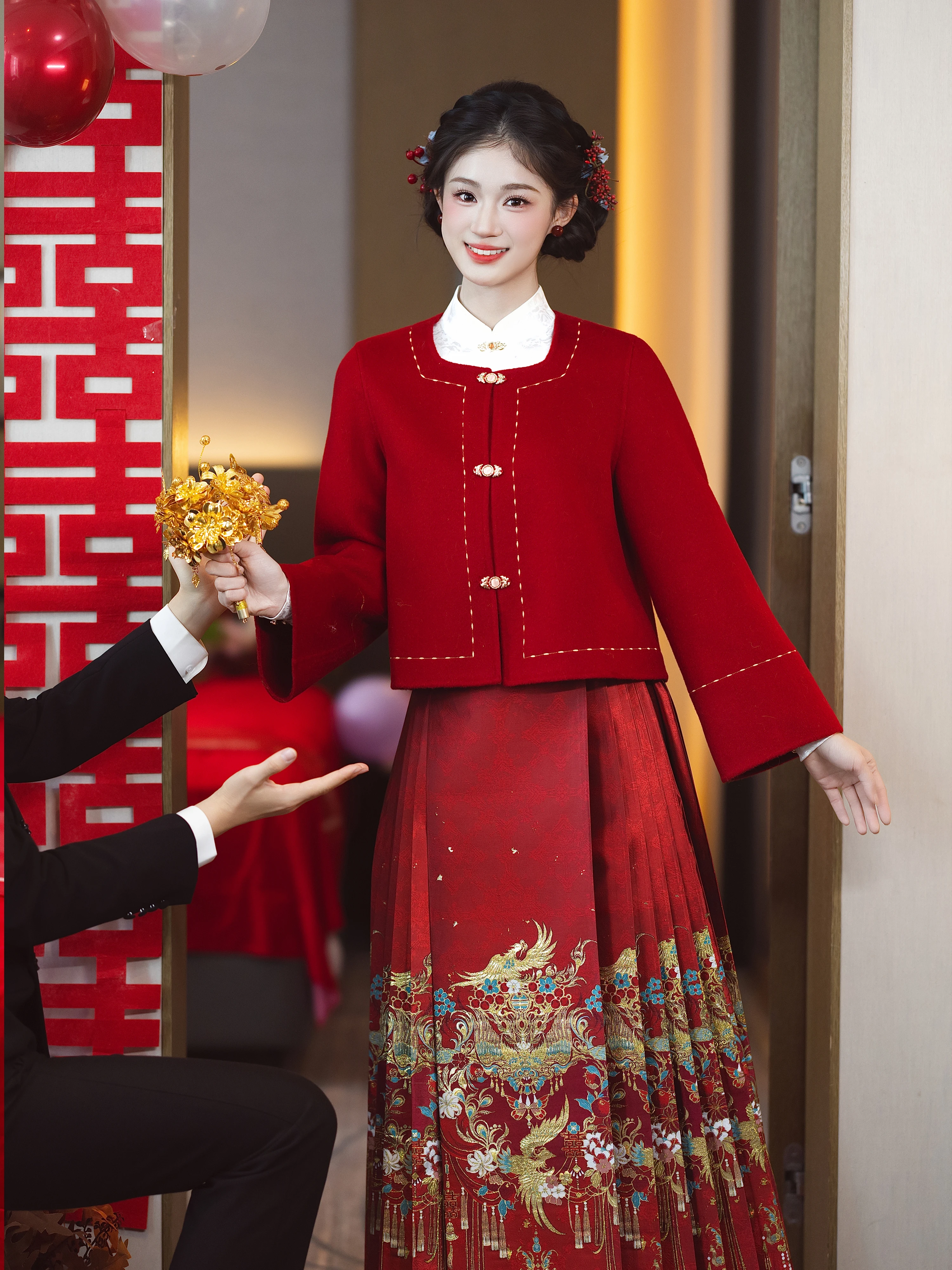 結婚式で「オールインワン羽織」を選ぶべきか？新中式の赤色ウールコートが解決するリアルな悩み