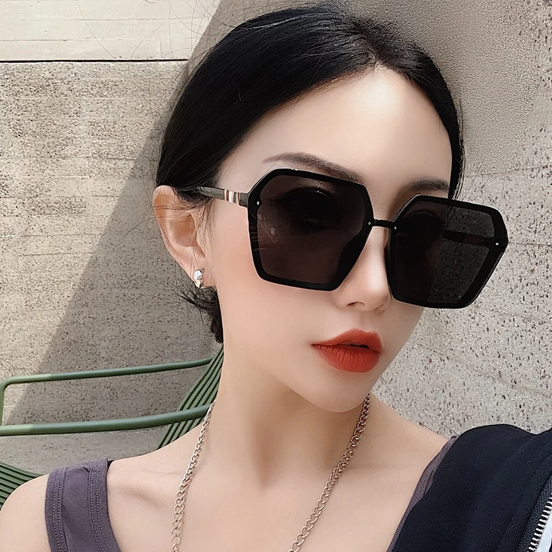 ショートヘアに合うメガネの選び方：3つのアイテムで実際の生活シーンを彩る