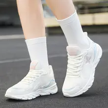 女性用ランニングシューズ【白色・メッシュ素材・通気性・軽量デザイン】
