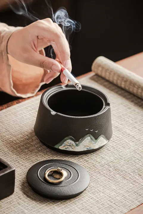 おしゃれな陶器製灰皿【蓋付き・風防・家庭用・オフィス向け】