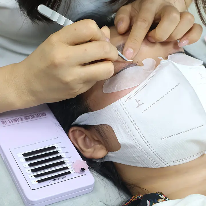 バナナ型フラワーパターンのつけまつげ【茶色・黒・漫画風・三種類】