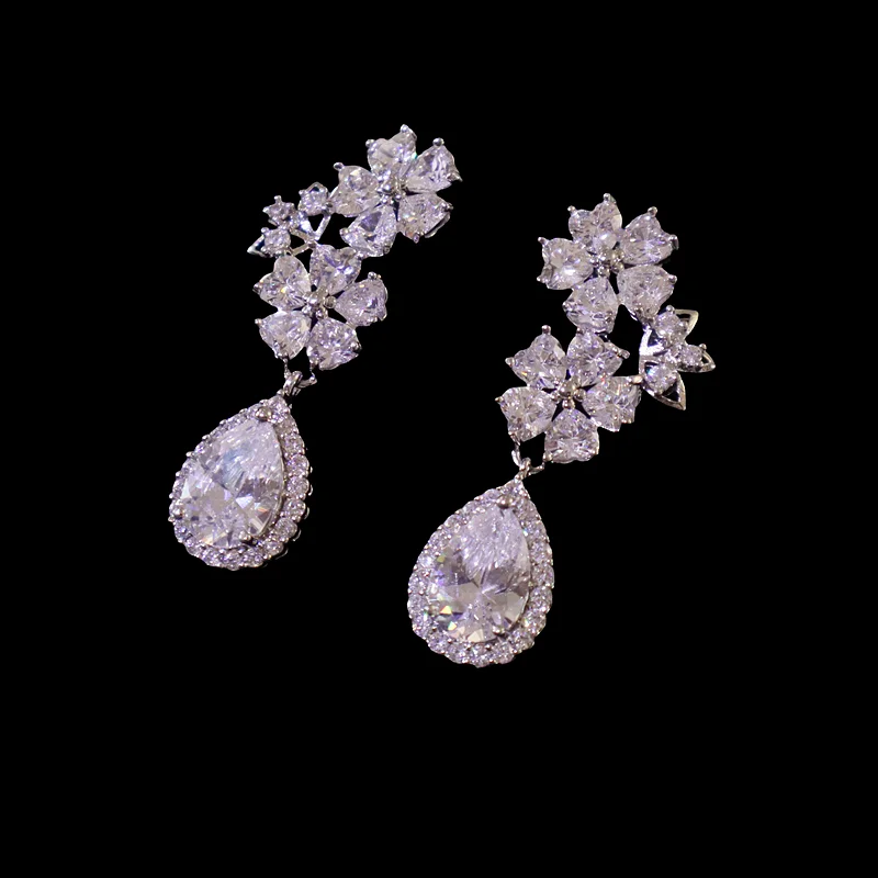 高級感ある小さなイヤリング【豪華ジルコン・煌びやか・花嫁用・パーティードレス対応】