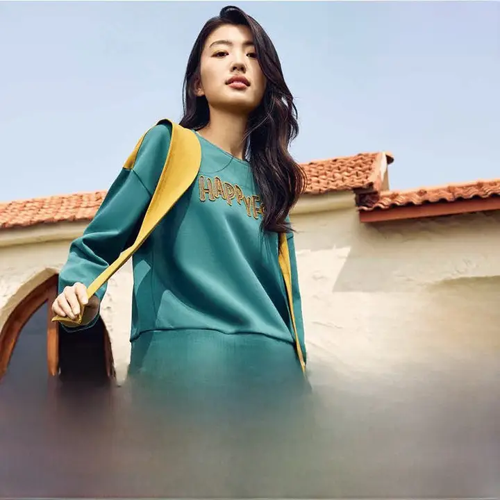 おしゃれで快適！ビッグレターデザインのバイカラーシャツ【秋用・スリーブ付き・カジュアル】