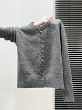 高級感あるニットカーディガン【長袖・厚手】と黒チェックのプリーツスカート（セットアップ対応）