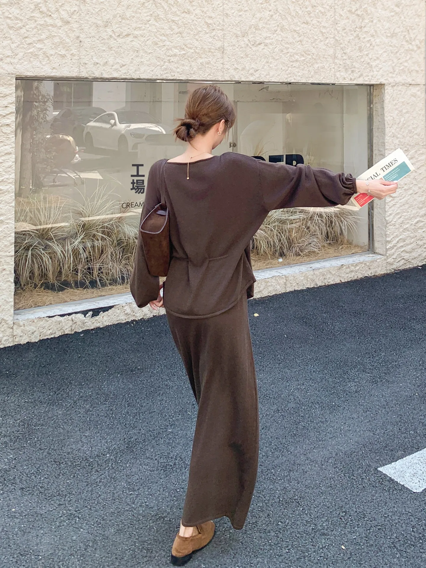 コーヒーカラーのレトロ風メラードニットトップスと半身スカートセット：春服コーデの季節感と着心地を実証