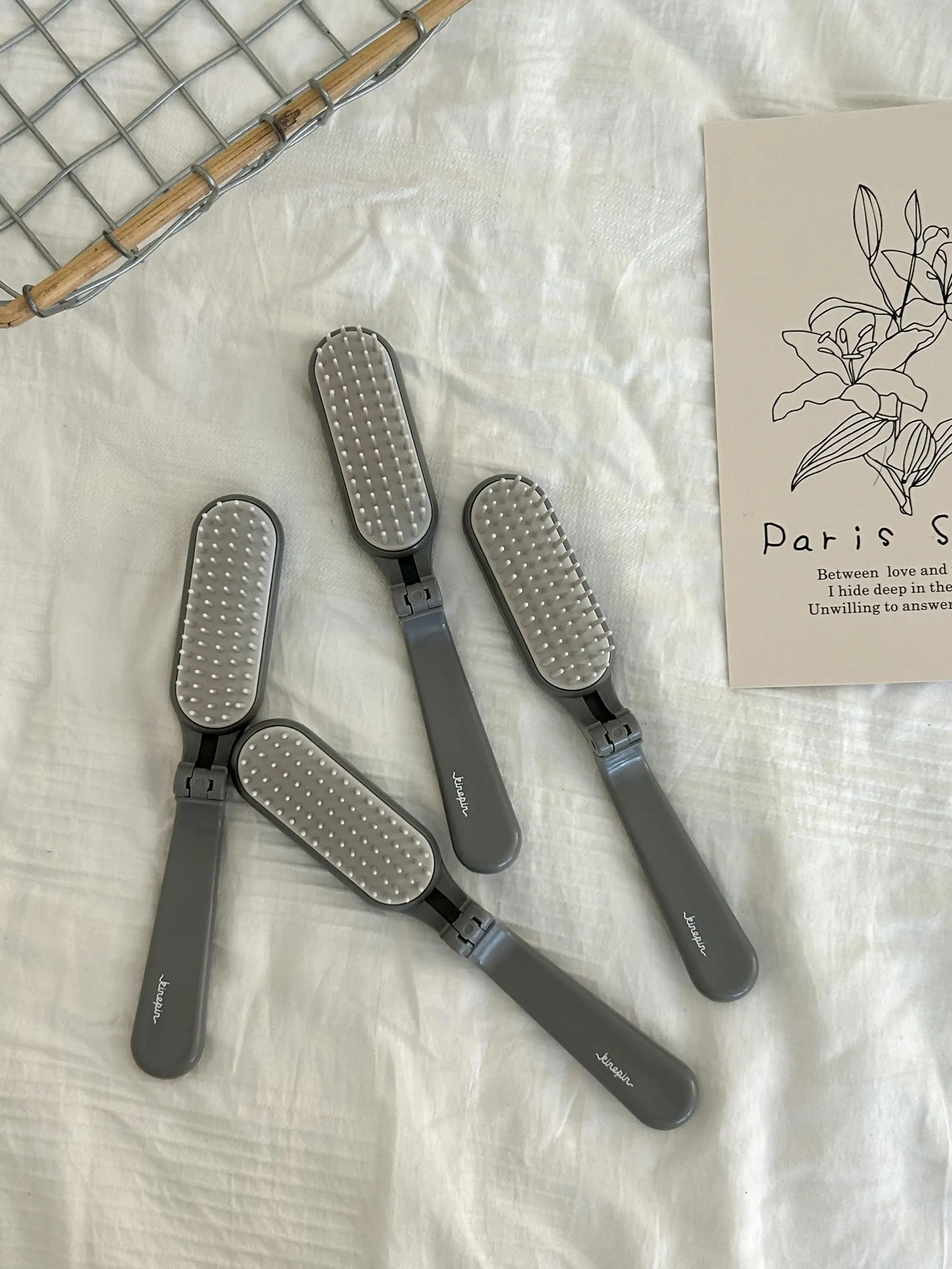 可愛いミニ折りたたみヘアブラシ：旅行や日常で柔らかくまとめるための実用設計