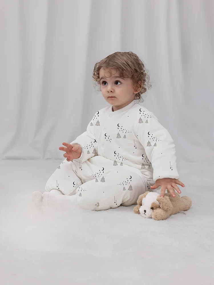 2歳の冬に寝るとき、どんな服装がベスト？純綿花柄コートが解決する3つの悩み