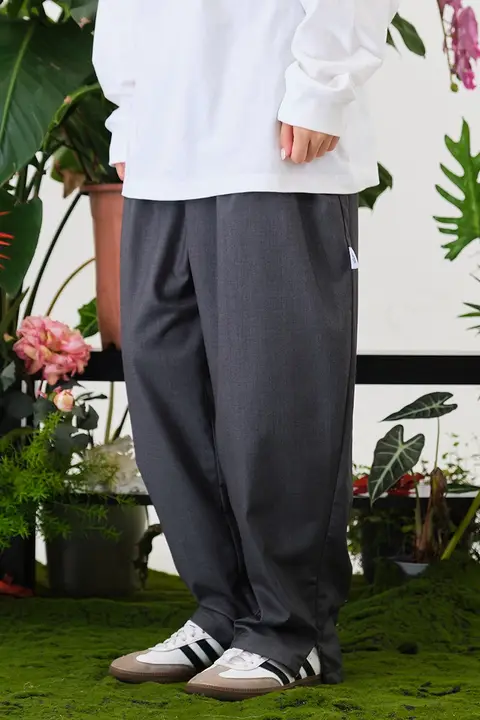 ゆったりとした テーパードパンツ リラックスシーンにぴったり シンプルな日本スタイル
