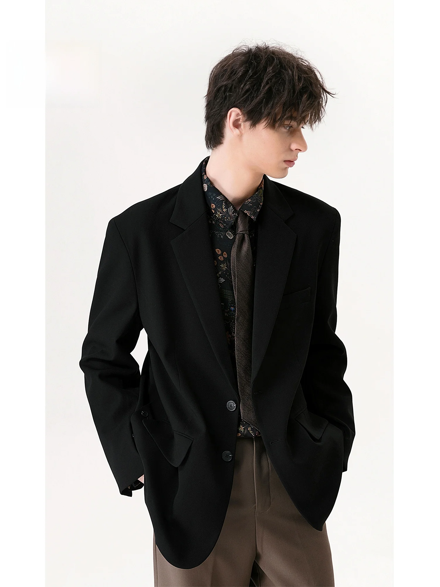 通勤に着るカジュアルすぎる服は避けて、これで失敗しない！