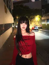 赤のオフショルダー長袖Tシャツ【デザイン性・フィット感・秋用】
