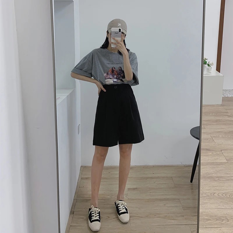 黒のテーラードショートパンツ：高腰Aラインでカジュアルな通勤スタイルを実現