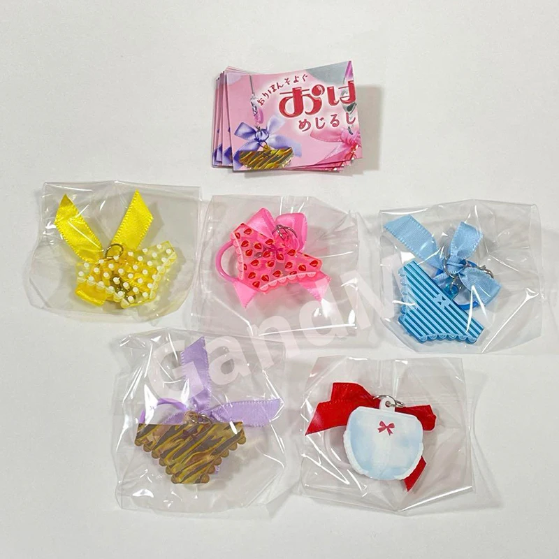 アクリル製パンツ型キーホルダー【トライアングル傘デザイン】：おしゃれで機能的なブランドキーホルダーの選び方