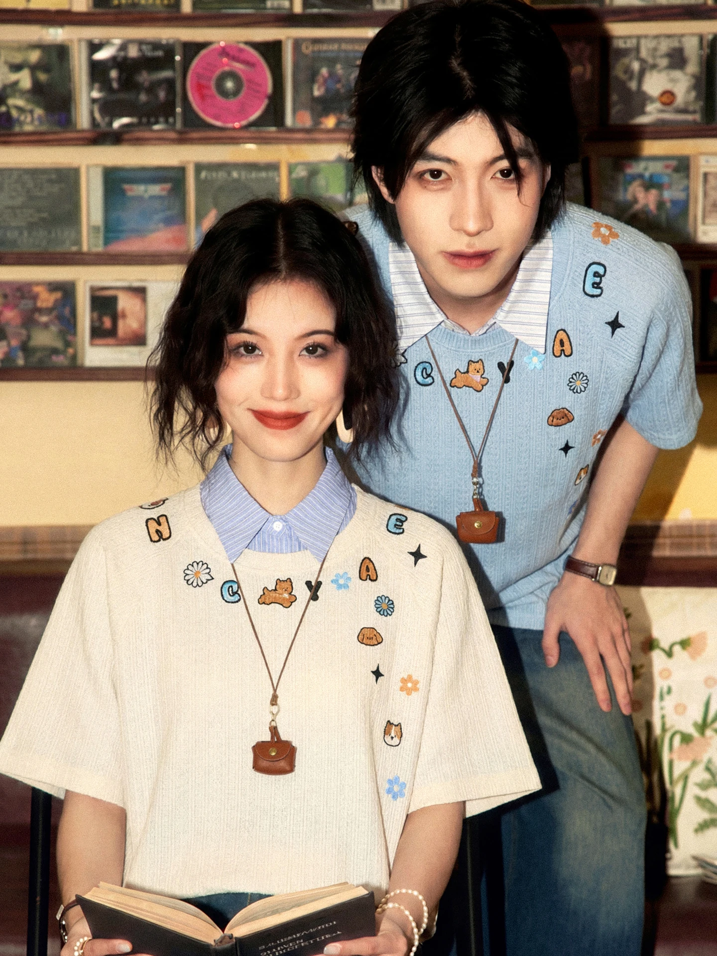刺繍デザインのレトロ風Aloha柄Tシャツ：カップル用の夏の街拍スタイルを実現