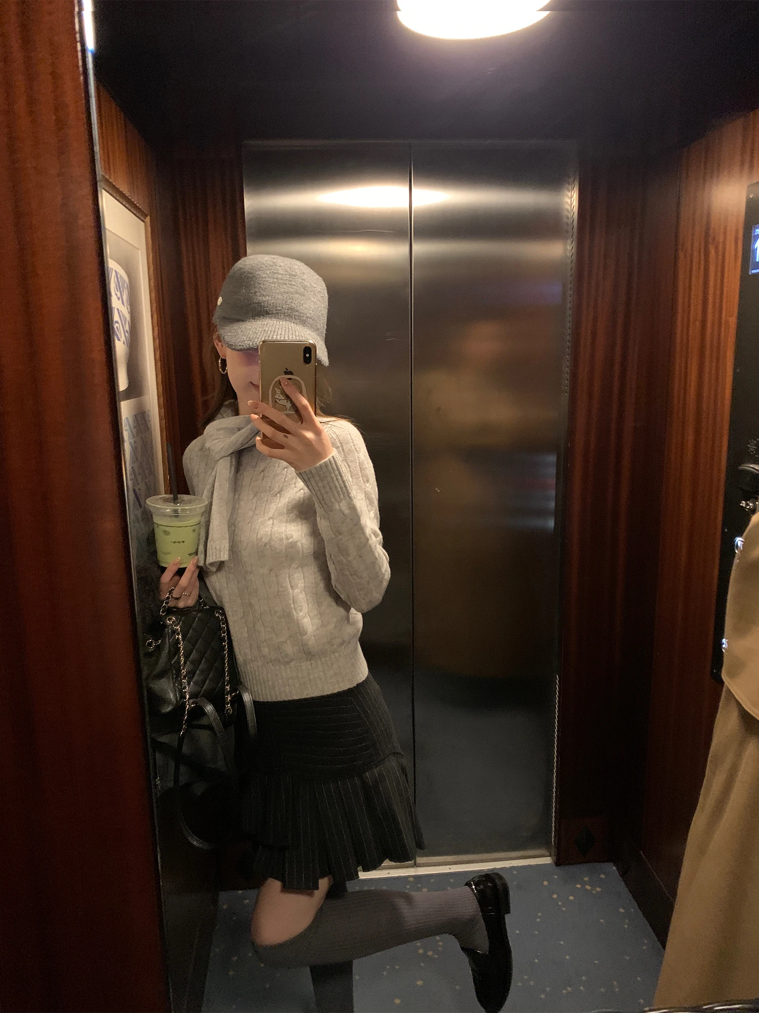 13度の服装で失敗しない着こなしは？不規則なレースが印象的なウールミニスカートの選び方