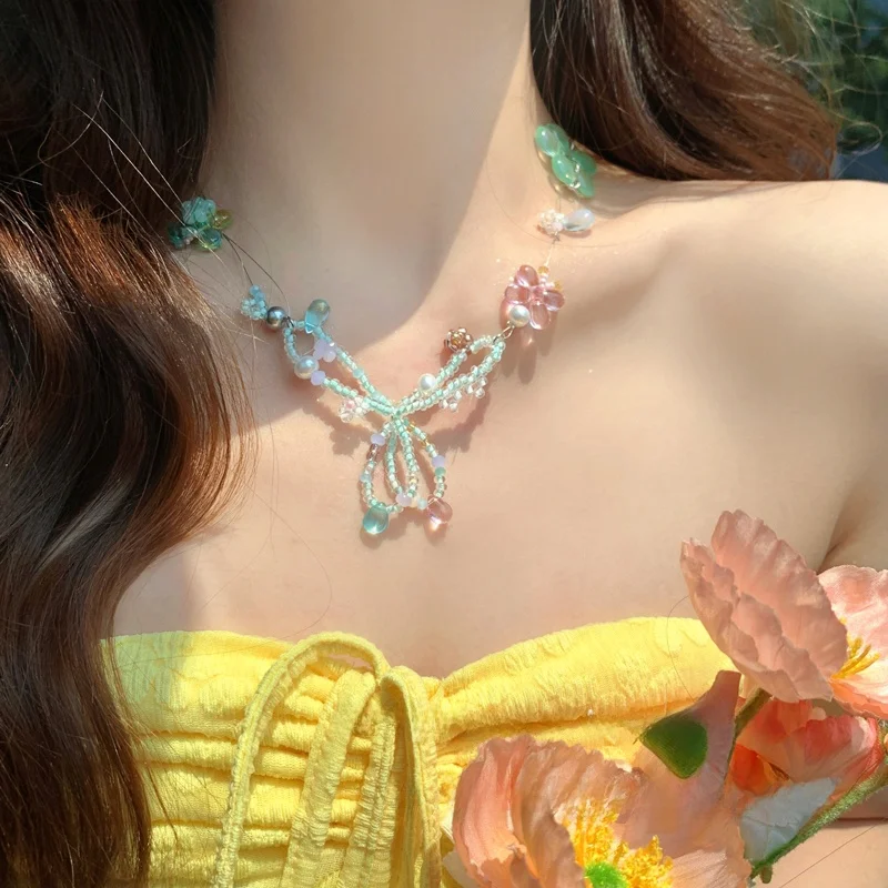 夏にぴったりなリボンビーズネックレス【花モチーフ・クリスタル・カラフル】の特徴と実用性