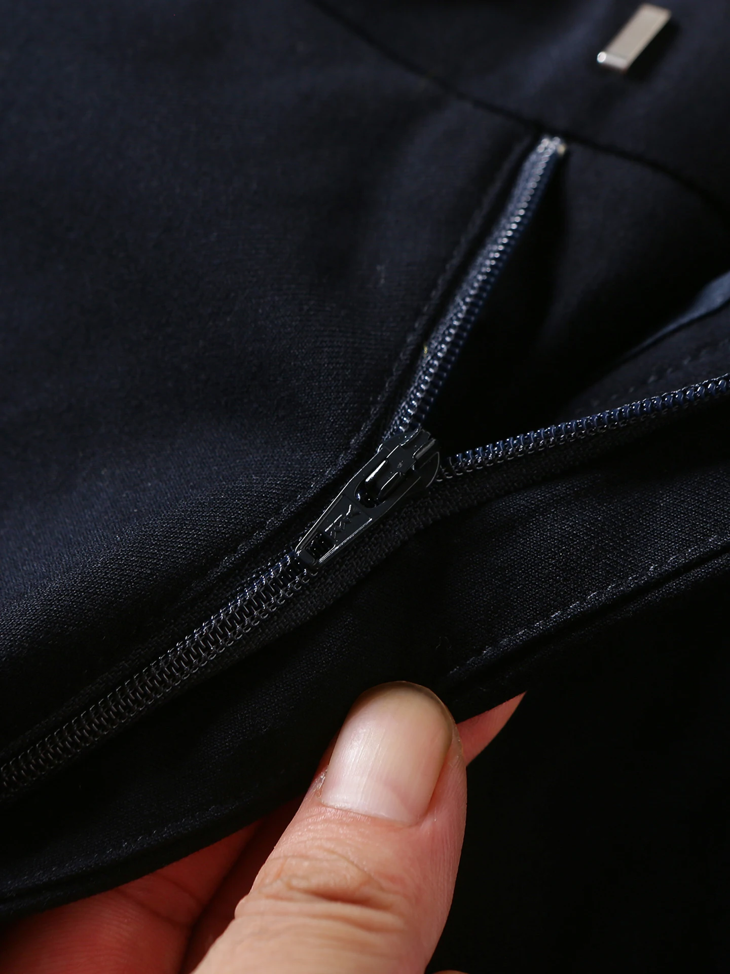 カーキ色のパンツを選ぶときに迷うなら、この1本で解決できる？