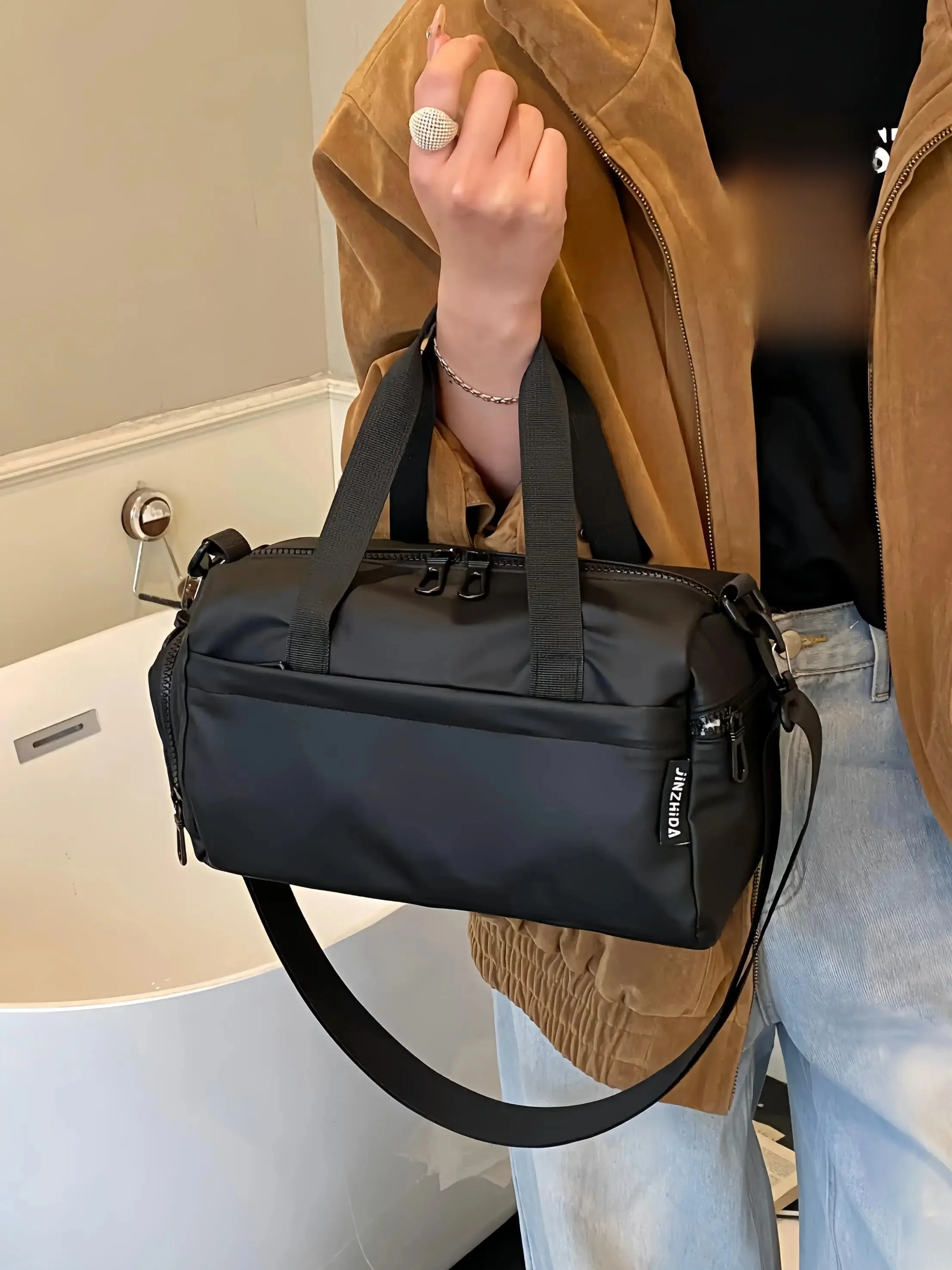 通勤に便利な肩掛けバッグはどれがおすすめ？黒のシンプルなリュックが解決する日常の悩み